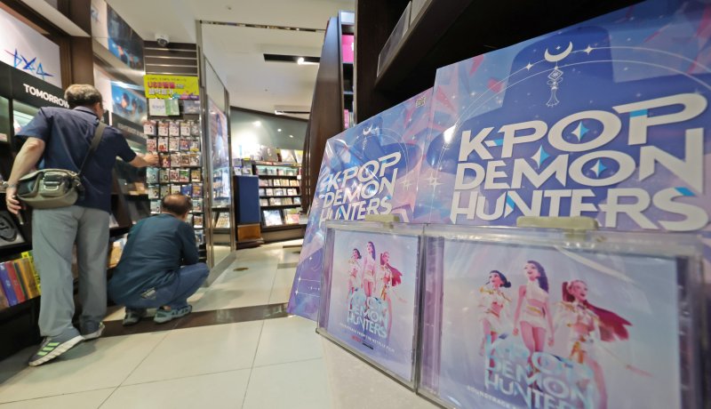 서울 종로구 교보문고 광화문점에 케이팝 데몬 헌터스 음반이 전시돼 있다. 미국 빌보드 예고 기사에 따르면 '케이팝 데몬 헌터스' 속 가상 K팝 걸그룹 헌트릭스가 부른 곡 '골든'은 최신(9월 20일 자) 빌보드 메인 싱글 차트 '핫 100' 1위를 기록했다. ⓒ News1 장수영 기자