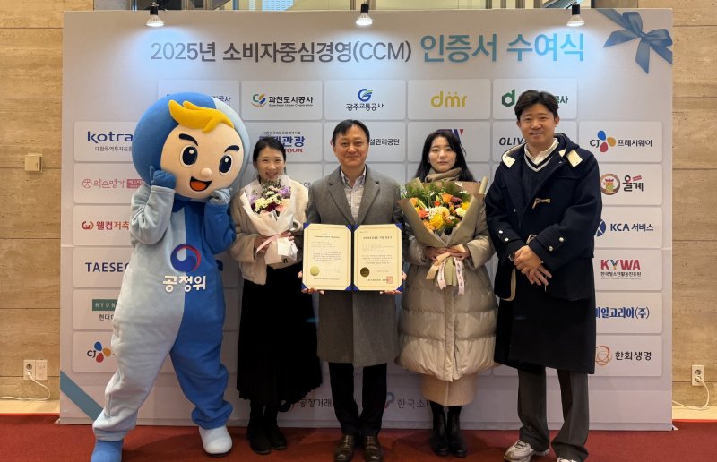 풀무원식품 CS센터 임순철 센터장(사진 가운데)을 비롯한 풀무원식품 관계자들이 식품기업 최초로 19년 연속 CCM 인증을 받은 뒤 기념 촬영하고 있다.(풀무원 제공)