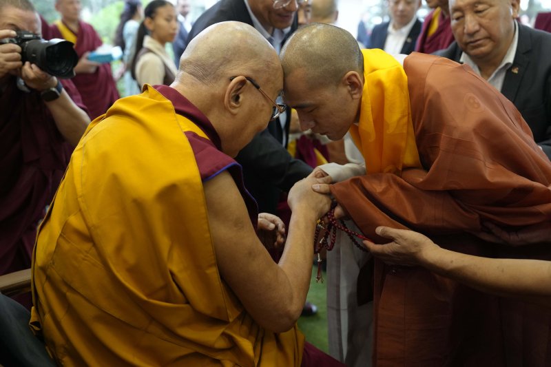 14대 달라이 라마와 교감을 나누는 인공 스님 (사진=인공 스님) /뉴스1 ⓒ News1