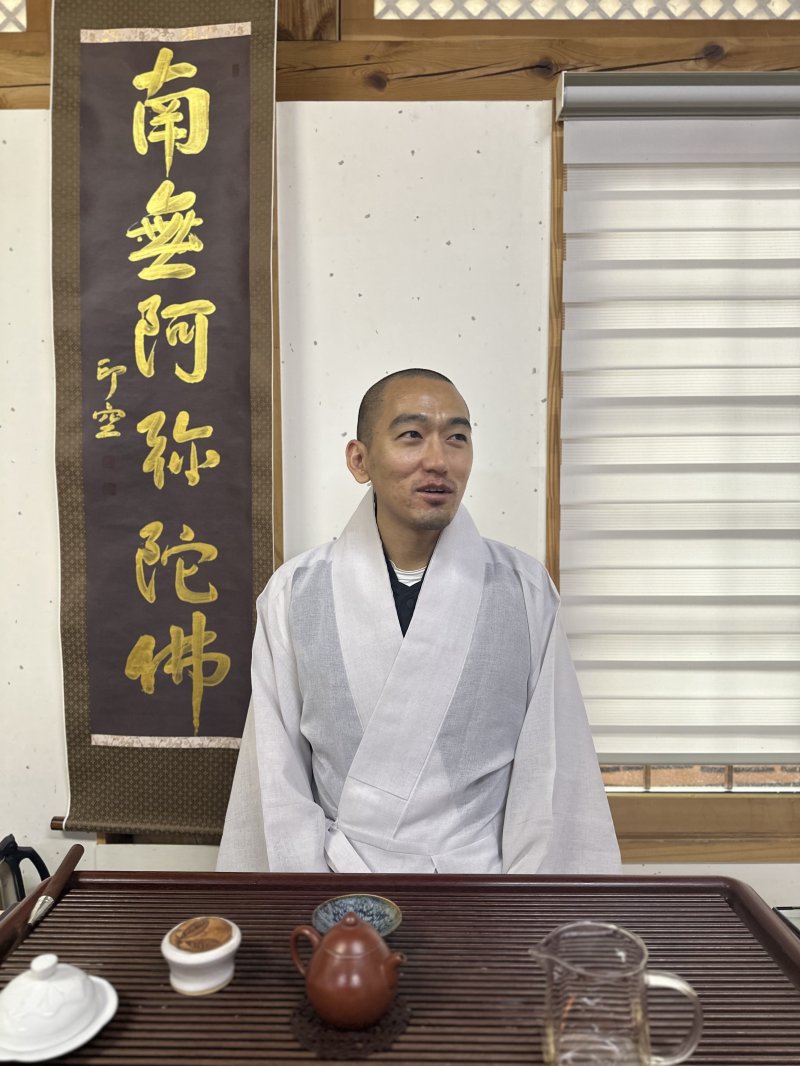 경기 양주 천보산 중턱 회암사에서 기자와 만나 차담을 나누는 인공 스님. 옆의 족자에 담긴 ‘南無阿彌陀佛(나무아미타불)’은 인공 스님이 직접 썼다. 2025.12.10/뉴스1 ⓒ News1 이상휼 기자