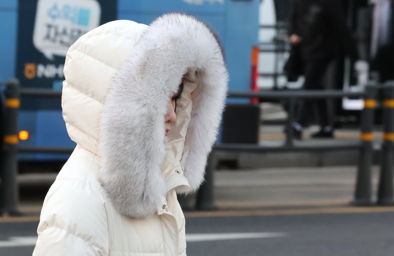 지난 9일 오전 서울 종로구 세종대로 사거리에서 두꺼운 외투를 입은 시민들이 출근길을 나서고 있다. 2025.12.9/뉴스1 ⓒ News1 장수영 기자