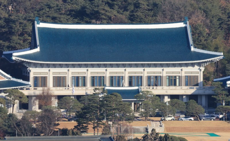 대통령실이 용산 대통령 집무실을 청와대로 옮기는 작업을 본격적으로 시작한 가운데 12일 청와대 본관에서 작업자들이 유리창 청소를 하고 있다. 2025.12.12/뉴스1 ⓒ News1 임세영 기자