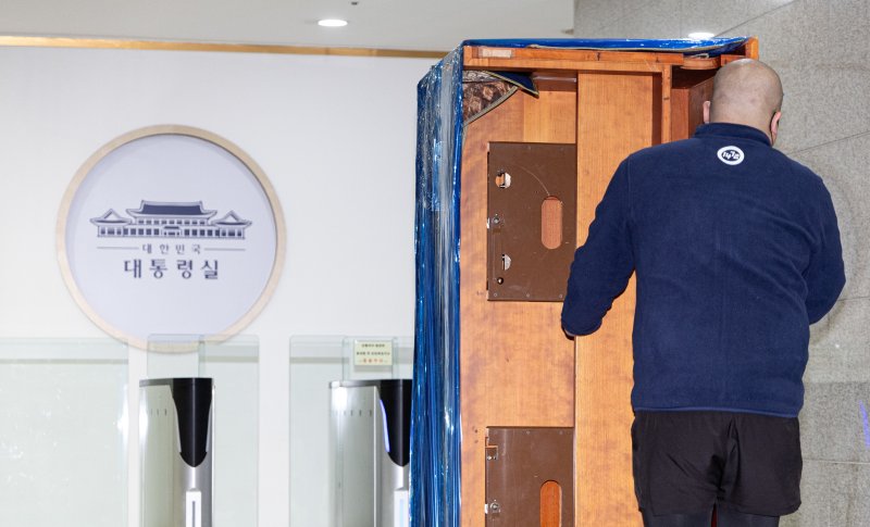 9일 오후 서울 용산 대통령실 청사에서 관계자들이 청와대로 이전할 물품을 옮기고 있다. 2025.12.9/뉴스1 ⓒ News1 이재명 기자