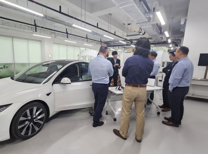 [서울=뉴시스] 테슬라 진단이 적용된 TS 검사프로그램(KADIS) 시연. (사진=한국교통안전공단 제공) 2025.12.14. photo@newsis.com *재판매 및 DB 금지