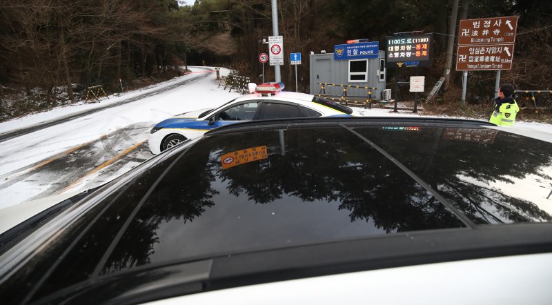 1100도로에서 차량 통행이 통제되고 있다. 2025.1.9/뉴스1 ⓒ News1