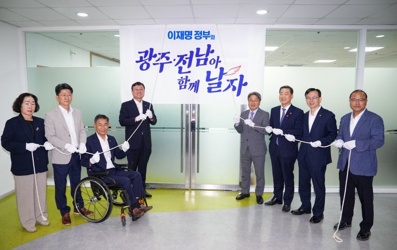 [광주=뉴시스] 지난 9월8일 광주시청 1층 행복회의실 앞에서 열린 광주·전남 특별광역연합 추진기획단 현판 제막식. (사진 = 뉴시스DB) *재판매 및 DB 금지