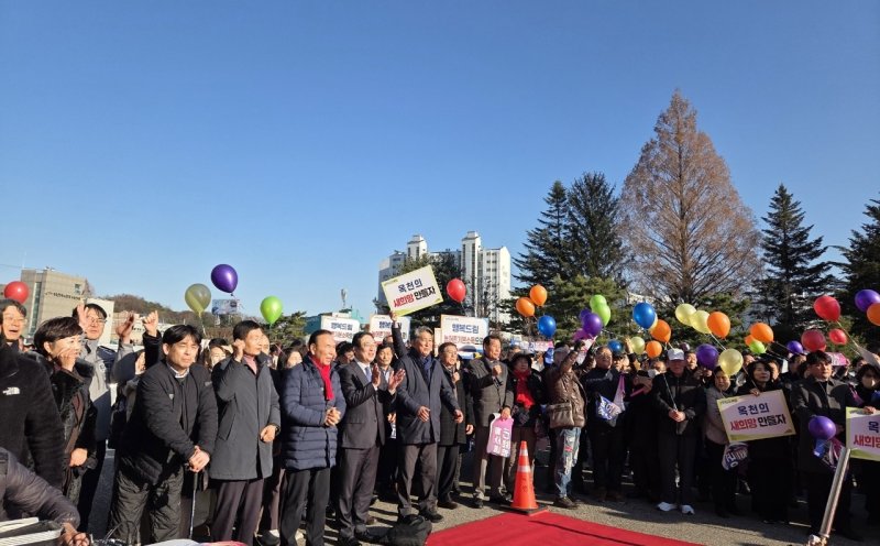 [옥천=뉴시스] 4일 오후 황규철 충북 옥천군수와 박덕흠 국회의원 등 기관단체 대표와 주민 등 200여 명이 옥천군청 광장에서 '농어촌 기본소득 시범사업 추가 선정 범군민 축하대회'를 열고 있다. (사진=옥천군 제공) 2025.12.04. photo@newsis.com *재판매 및 DB 금지