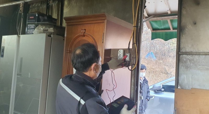 [광명=뉴시스]특별점검반이 11일 비닐하우스를 대상으로 화재예방 점검을 하고 있다. (사진=광명시 제공)2025.12.14.photo@newsis.com *재판매 및 DB 금지