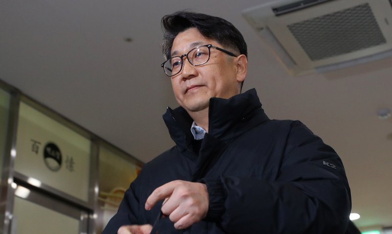 [서울=뉴시스] 김혜진 기자 = 쿠팡 일용직 노동자 퇴직금 미지급 사건 수사 과정에서 상관의 외압이 있었다고 폭로한 문지석 검사가 11일 서울 서초구 관봉권 띠지 폐기 의혹 및 쿠팡 퇴직금 불기소 외압 의혹 진상규명을 위한 특검 사무실로 출근하고 있다. 2025.12.11. jini@newsis.com