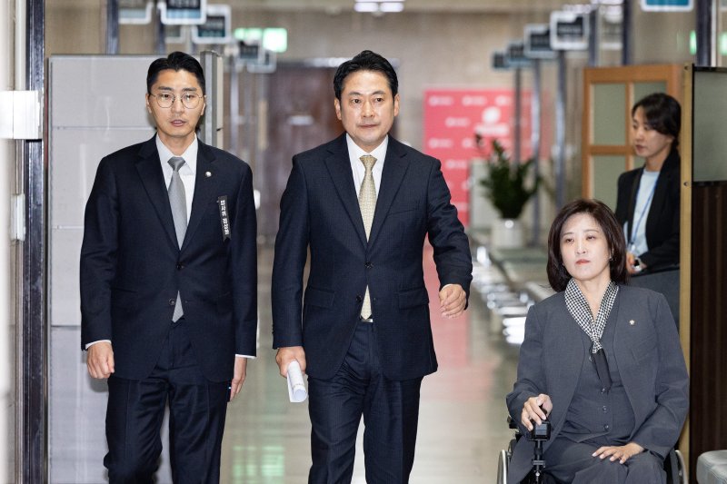 장동혁 국민의힘 대표가 지난 10월 20일 서울 여의도 국회에서 열린 현안 기자간담회에 참석하고 있다. 왼쪽부터 박준태 당대표 비서실장, 장 대표, 최보윤 수석대변인. 2025.10.20/뉴스1 ⓒ News1 유승관 기자