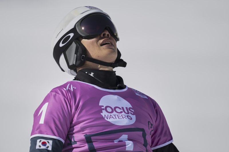 [생모리츠=AP/뉴시스] 이상호가 20일(현지 시간) 스위스 생모리츠 엥가딘에서 열린 2025 국제스키연맹(FIS) 프리스키·스노보드 세계선수권 스노보드 알파인 남자 평행대회전 경기를 마친 후 기록을 확인하고 있다. 이상호는 3-4위전에서 동메달을 따냈다. 2025.03.21.