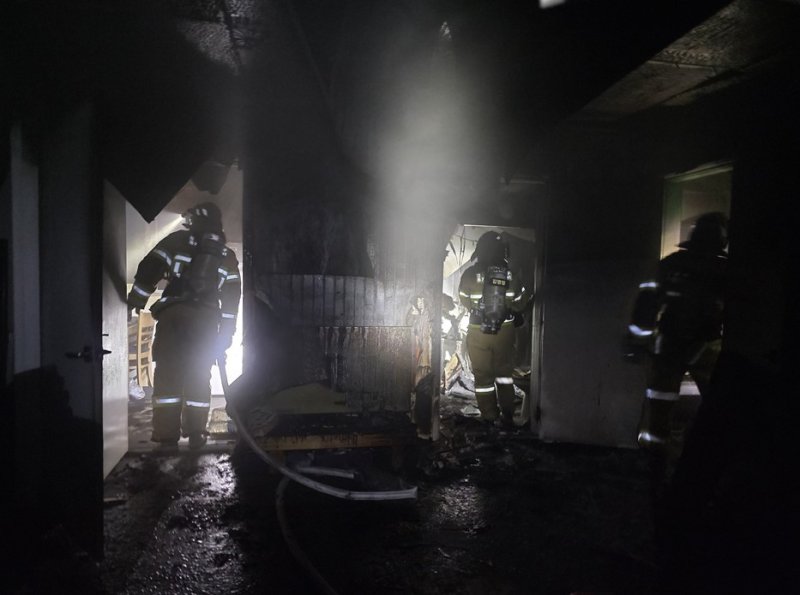 13일 오후 8시 16분쯤 경북 영주시 풍기읍 한 단독주택에서 불이 나 소방 당국이 진화하고 있다.(경북소방본부 제공. 재판매 및 DB 금지)2025.12.14/뉴스1