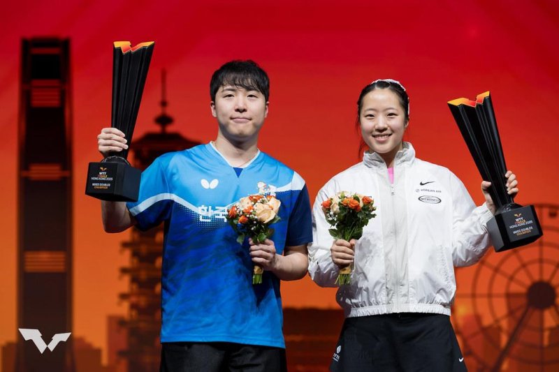임종훈과 신유빈(오른쪽)이 13일(현지시간) 중국 홍콩에서 열린 2025 월드테이블테니스 홍콩 파이널스 혼합 복식 정상에 올라 트로피를 들고 포즈를 취하고 있다.연합뉴스