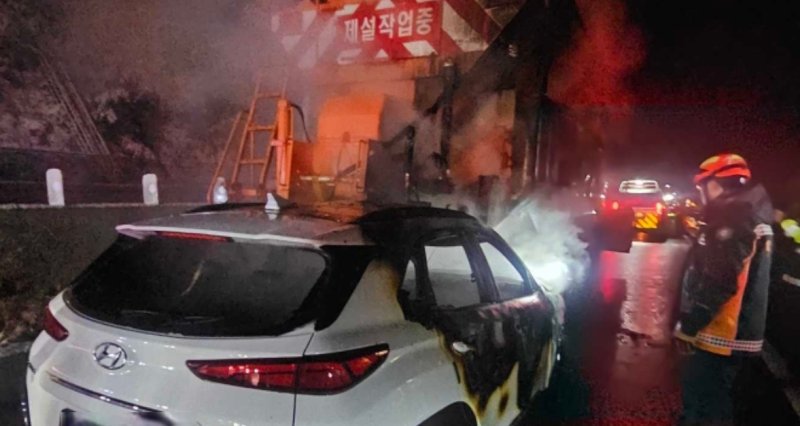 14일 0시 12분쯤 강원 춘천시에 위치한 중앙고속도로 춘천방향의 원창교 인근에서 코나 차량이 15톤 제설차를 친 것으로 보이는 사고가 발생, 코나 차량을 몰던 30대 여성이 다쳤다. (강원도소방본부 제공. 재판매 및 DB금지) 2025.12.14/뉴스1