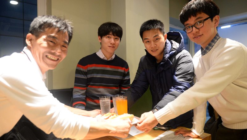 【서울=뉴시스】고범준 기자 = 고려대 명물 영철버거가 지난 7월 경영난으로 문을 닫고 임시 재개업한 22일 오후 서울 성북구 고려대학교 앞에 위치한 영철버거에서 이영철 사장(왼쪽)이 서빙을 하고 있다. 2015.12.22. bjko@newsis.com