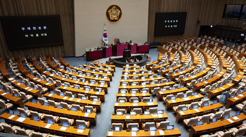 국민의힘 박덕흠 의원이 14일 서울 여의도 국회에서 열린 본회의에서 경찰관 직무집행법 개정안에 대해 필리버스터를 하고 있다. 뉴스1