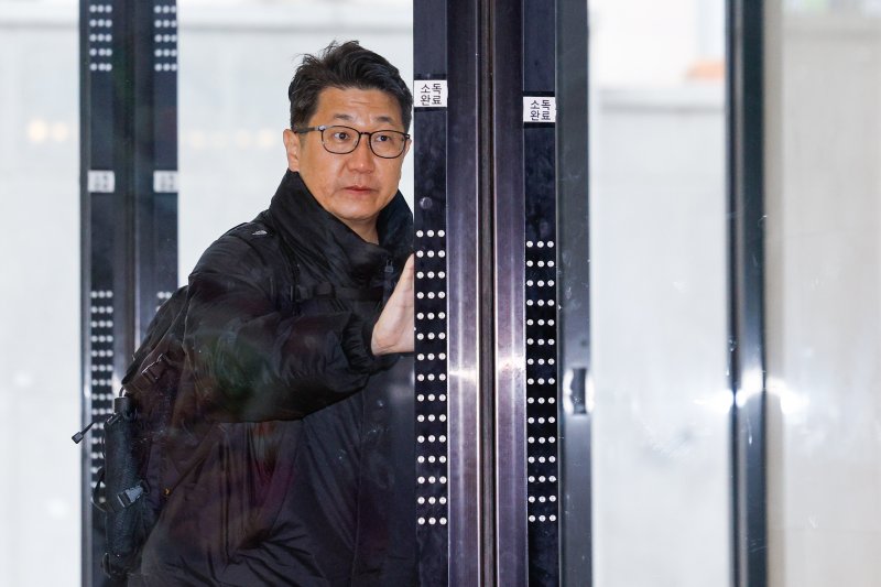 문지석 광주지검 부장검사가 14일 오전 서울 서초구 안권섭 특별검사팀 사무실에서 '쿠팡 일용직 노동자 퇴직금 미지급 사건' 관련 참고인 신분으로 두 번째 조사를 받기 위해 출석하고 있다. 2025.12.14/뉴스1 ⓒ News1 안은나 기자