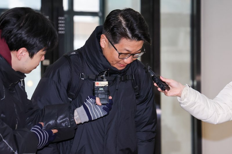 문지석 광주지검 부장검사가 14일 오전 서울 서초구 안권섭 특별검사팀 사무실에서 '쿠팡 일용직 노동자 퇴직금 미지급 사건' 관련 참고인 신분으로 두 번째 조사를 받기 전 취재진 질문에 답한 뒤 인사하고 있다. 2025.12.14/뉴스1 ⓒ News1 안은나 기자