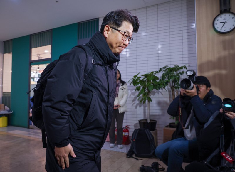 문지석 광주지검 부장검사가 14일 오전 서울 서초구 안권섭 특별검사팀 사무실에서 '쿠팡 일용직 노동자 퇴직금 미지급 사건' 관련 참고인 신분으로 두 번째 조사를 받기 위해 출석하고 있다. 2025.12.14/뉴스1 ⓒ News1 안은나 기자