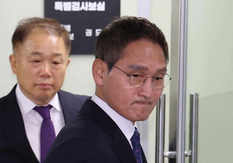 '관봉권 띠지 폐기 의혹'과 '쿠팡 퇴직금 불기소 외압 의혹'을 수사하는 안권섭 특별검사가 6일 서울 서초구에 마련된 특검 사무실에서 열린 현판식을 마친 뒤 사무실로 들어가고 있다. 2025.12.6/뉴스1 ⓒ News1 장수영 기자