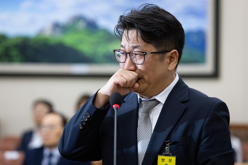 문지석 검사가 15일 서울 여의도 국회에서 열린 기후에너지환경노동위원회 고용노동부 등에 대한 국정감사에 쿠팡CFS 퇴직금 미지급 검찰 수사 관련 참고인으로 출석해 의원 질의에 답변 중 눈물을 삼키고 있다. 2025.10.15/뉴스1 ⓒ News1 유승관 기자