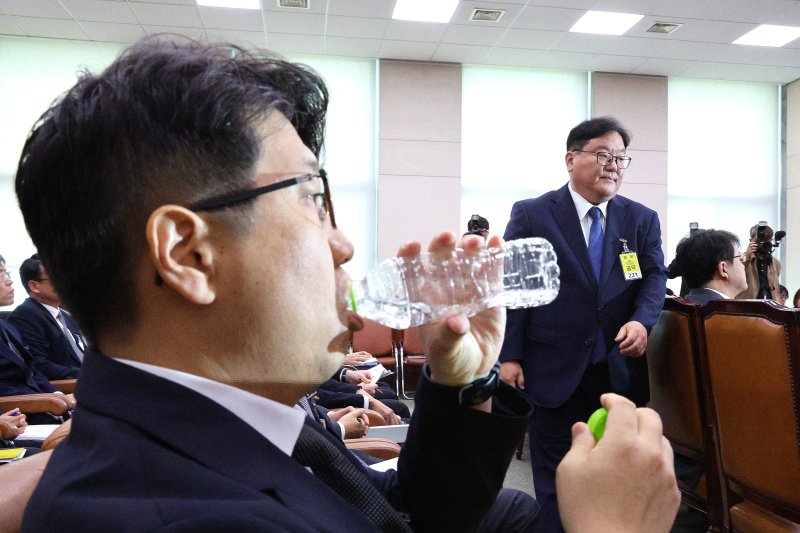 문지석 광주지검 부장검사(왼쪽)와 엄희준 광주고검 검사가 23일 서울 여의도 국회 법제사법위원회에서 열린 서울고등검찰청·서울중앙지방검찰청 등에 대한 국정감사에서 발언대에서 지나치고 있다. 2025.10.23/뉴스1 ⓒ News1 신웅수 기자