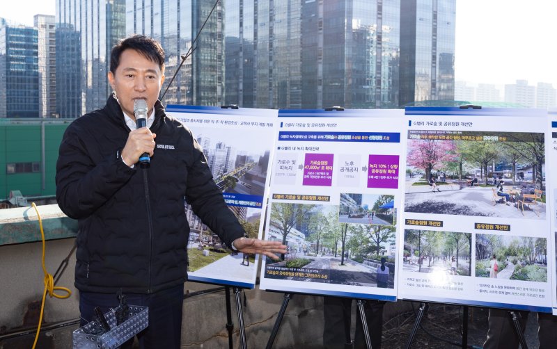 [서울=뉴시스] 황준선 기자 = 오세훈 서울시장이 11일 오후 서울 금천구 G밸리G밸리 국가산업단지 내 특별계획구역 민간개발부지인 교학사 부지를 방문해 핵심 매시지를 발표하고 있다. 서울시는 교학사 부지에 지하 4층~지상 24층 규모의 주거·업무·전시장·갤러리·체육시설·공공도서관과 녹지공간이 결합된 복합시설 조성 계획을 발표했다. 2025.12.11. hwang@newsis.com