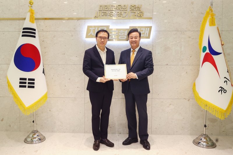 김성제 경기 의왕시장이 지난 12일 경기도교육청을 방문해 임태희 교육감에게 의왕교육지원청 신설 신속 추진 건의문을 전달하고 있다. (의왕시 제공. 재판매 및 DB 금지) 2025.12.14/뉴스1