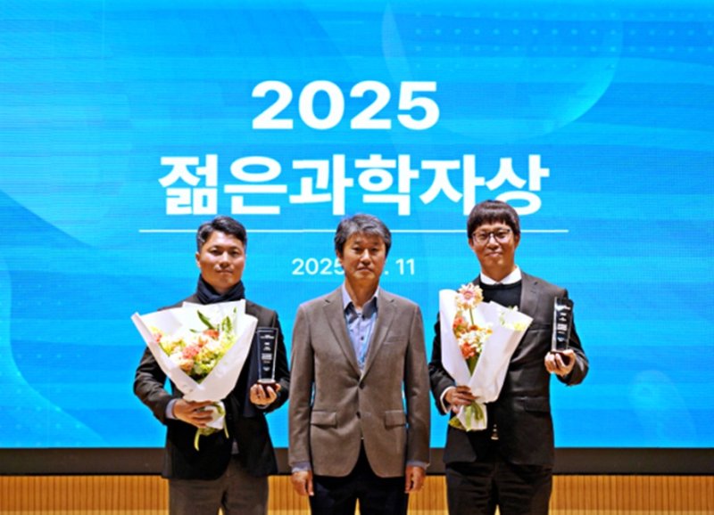 에코프로가 개최한 2025 젊은 과학자상 시상식에서 송호준 대표(가운데)가 수상자인 박준우 UST 전기기능소재공학 교수(오른쪽), 김대우 연세대 화공생명공학과 교수와 기념사진을 촬영하고 있다.(에코프로 제공)