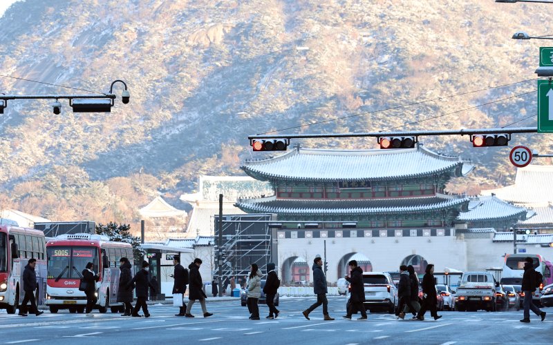 시민들이 눈 내린 서울 광화문 앞을 지나고 있다. 2025.12.5/뉴스1 ⓒ News1 구윤성 기자