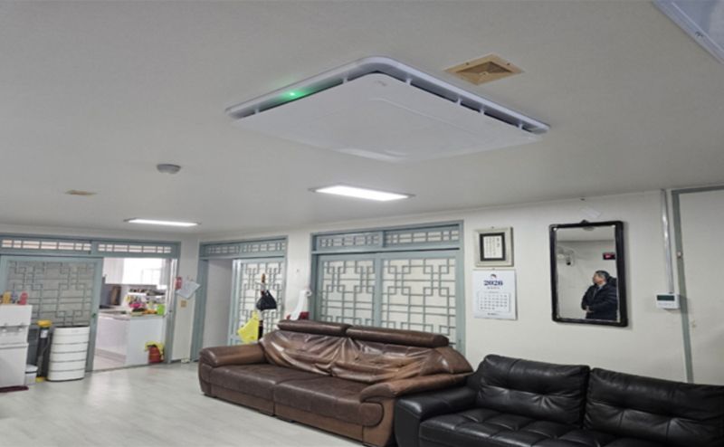 ‘2025 부산 그린 리모델링 시범사업’으로 선정된 금곡3단지 경로당에 ‘열회수형 환기장치’가 설치된 모습. 부산시 제공