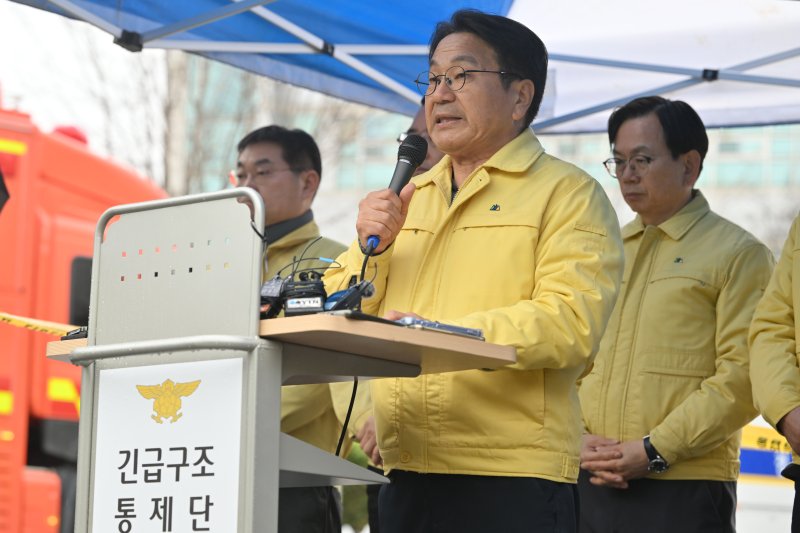 [광주=뉴시스] 이영주 기자 = 강기정 광주시장이 13일 오후 광주 서구 치평동 광주대표도서관 공사현장에서 붕괴사고와 관련한 입장을 밝히고 있다. 2025.12.13. leeyj2578@newsis.com