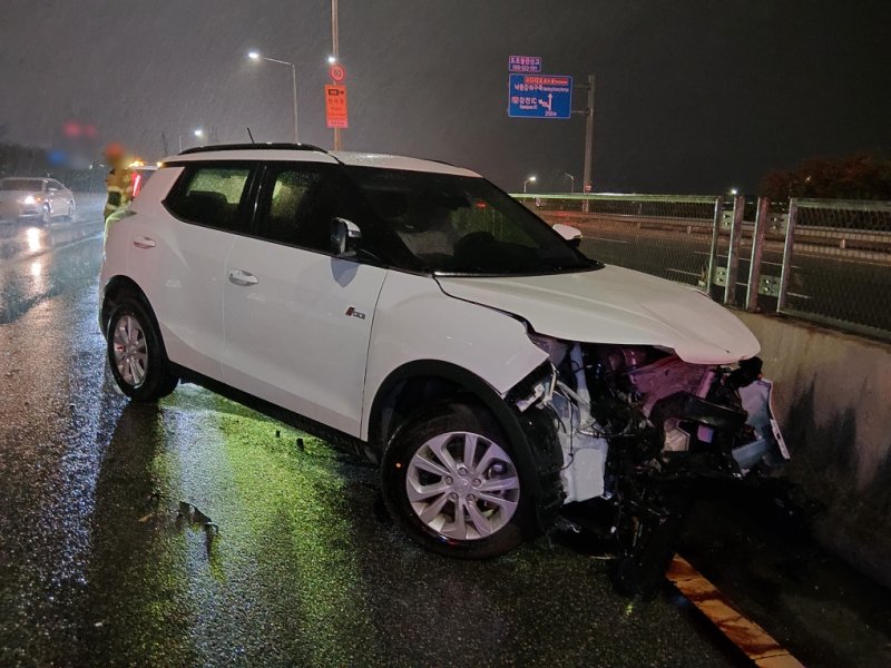 [부산=뉴시스] 13일 오후 6시55분께 부산 사상구 삼락생태공원 앞 강변대로 구포 방향에서 역주행하던 승용차가 마주오던 다른 승용차 2대와 충돌했다. (사진=부산 사상경찰서 제공) 2025.12.13. photo@newsis.com *재판매 및 DB 금지