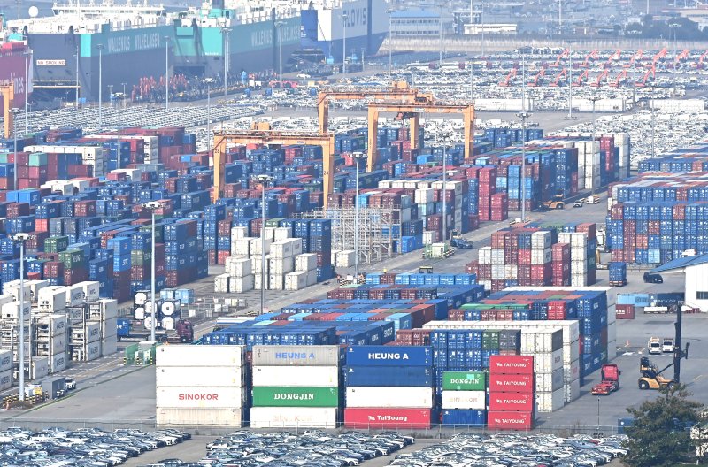 [평택=뉴시스] 김종택 기자 = 30일 경기 평택시 포승읍 평택항에 수출입 컨테이너가 쌓여 있다. 2025.10.30. jtk@newsis.com