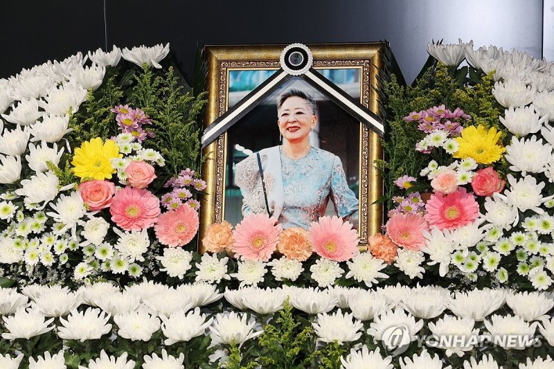 서울 충무로 서울영화센터 1층 로비에 마련된 고 김지미 배우 추모 공간. 14일까지 일반 추모객들의 조문을 받는다. 사진=연합뉴스