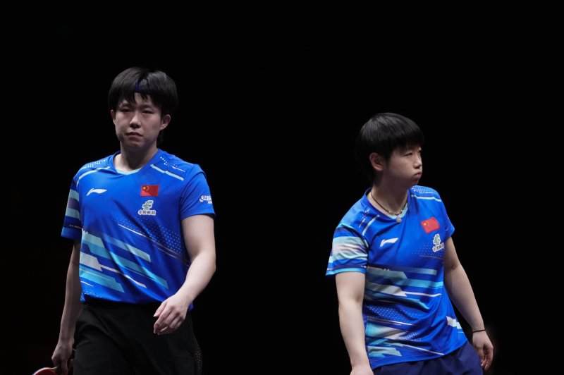 [홍콩=신화/뉴시스] 왕추친-쑨잉사 조가 13일(현지 시간) 중국 홍콩에서 열린 2025 월드테이블테니스(WTT) 홍콩 파이널스 혼합 복식 결승에서 임종훈-신유빈 조와 경기를 하고 있다. 이날 임종훈-신유빈 조는 3-0(11-9 11-8 11-6)으로 완승하고 한국 선수로는 처음으로 우승을 차지했다. 2025.12.14.