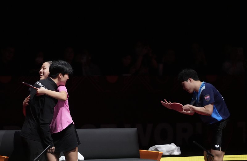 [홍콩=신화/뉴시스] 임종훈과 신유빈이 13일(현지 시간) 중국 홍콩에서 열린 2025 월드테이블테니스(WTT) 홍콩 파이널스 혼합 복식 결승에서 왕추친-쑨잉사 조(중국)와 결승전후 자축하고 있다. 임종훈-신유빈 조가 3-0(11-9 11-8 11-6)으로 완승하고 한국 선수로는 처음으로 우승을 차지했다. 2025.12.14.