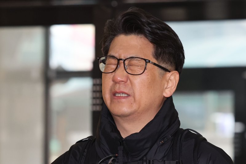 [서울=뉴시스] 권창회 기자 = 쿠팡 일용직 노동자 퇴직금 미지급 사건 수사 과정에서 상관의 외압이 있었다고 폭로한 문지석 검사가 14일 서울 서초구 관봉권 띠지 폐기 의혹 및 쿠팡 퇴직금 불기소 외압 의혹 진상규명을 위한 특검 사무실로 출석하며 눈을 질끈 감고 있다. 2025.12.14. kch0523@newsis.com