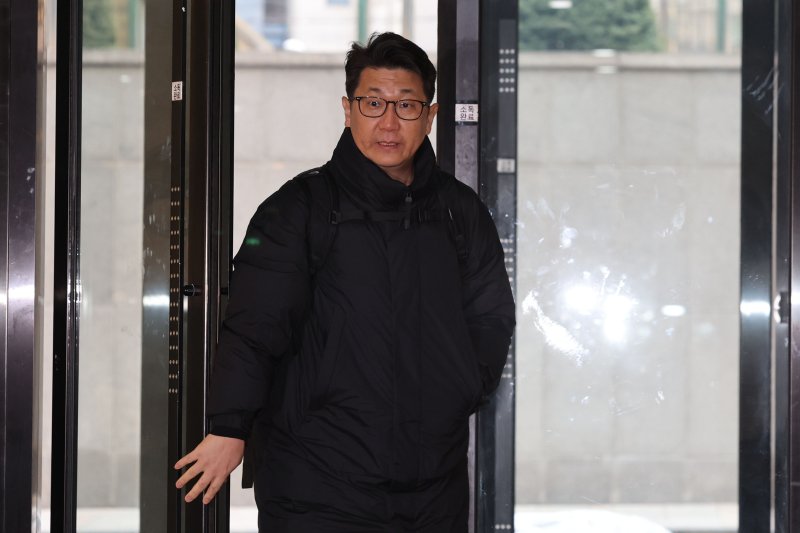 [서울=뉴시스] 권창회 기자 = 쿠팡 일용직 노동자 퇴직금 미지급 사건 수사 과정에서 상관의 외압이 있었다고 폭로한 문지석 검사가 14일 서울 서초구 관봉권 띠지 폐기 의혹 및 쿠팡 퇴직금 불기소 외압 의혹 진상규명을 위한 특검 사무실로 출석하고 있다. 2025.12.14. kch0523@newsis.com