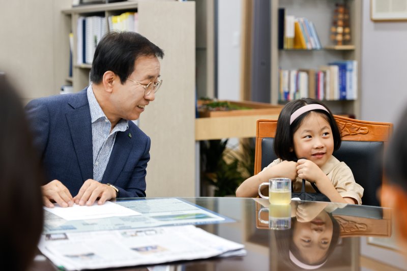 김문근 단양군수와 어린이.(단양군 제공. 재판매 및 DB금지)/뉴스1