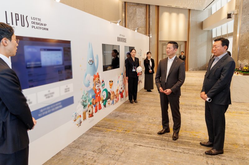 12일 롯데월드타워에서 열린 '2025 롯데 디자인전략회의'에서 신동빈 롯데 회장(오른쪽 첫 번째)과 이돈태 롯데지주 디자인실장(오른쪽 두 번째)이 롯데의 디자인 전략 및 혁신 사례를 소개하는 전시 부스를 살펴보고 있다.(사진=롯데지주 제공) *재판매 및 DB 금지