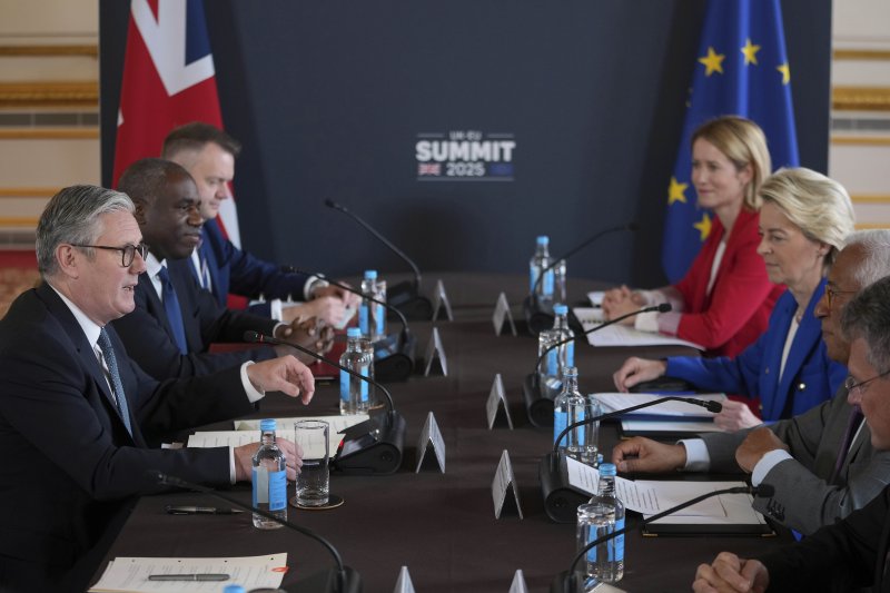 [런던=AP/뉴시스] 키어 스타머 영국 총리(왼쪽)가 런던에서 우르줄라 폰 데어 라이엔 유럽연합(EU) 집행위원장(오른쪽 3번째)과 회담하고 있다. 자료사진. 2025.12.14