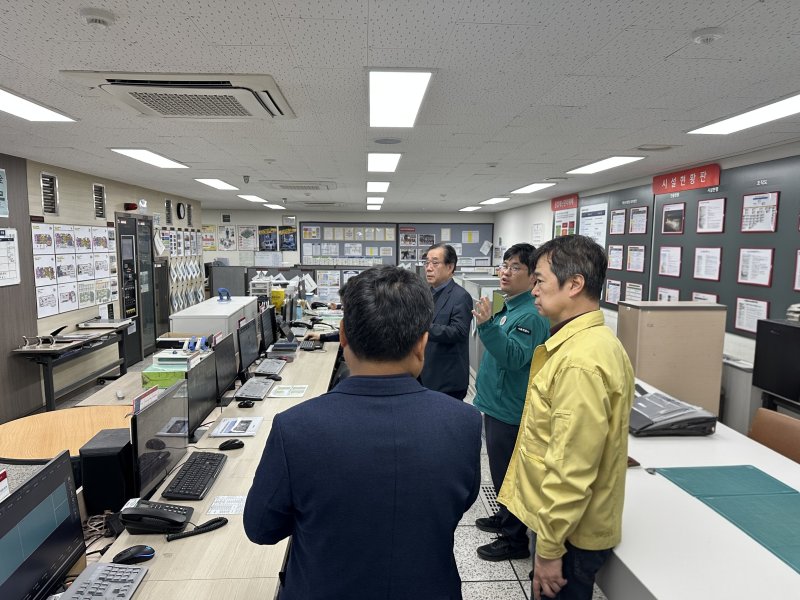 이성은 서울시 재난안전기획관이 지하연계 복합건축물인 롯데몰 은평점의 종합방재실 운영 실태를 점검하고 있다.(서울시)