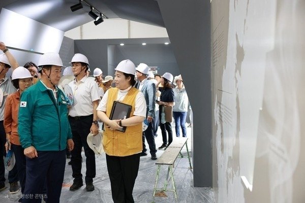 지난 9월 정영철 영동군수가 영동세계국악엑스포 행사장을 찾아 안전 점검을 하고 있다.(영동군 제공. 재판매 및 DB금지)/뉴스1