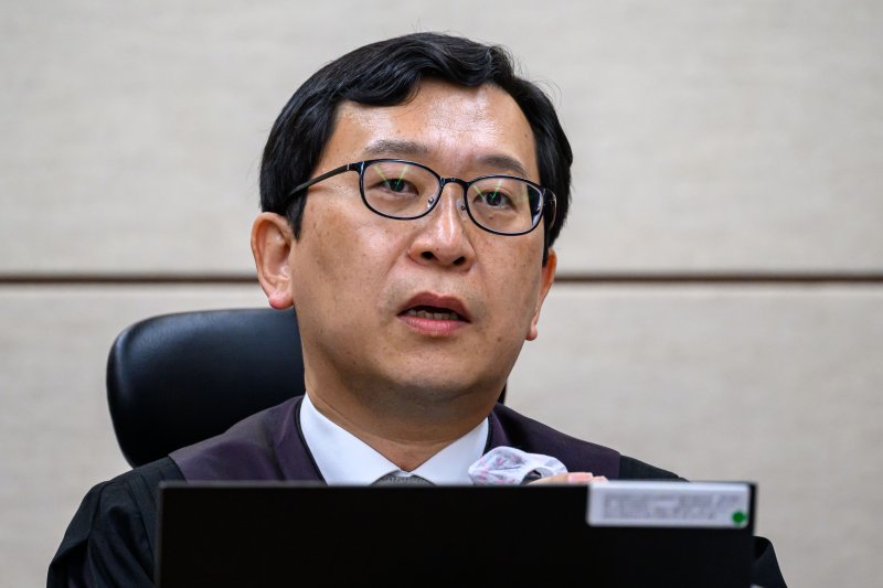 이진관 부장판사가 서울 서초구 서울중앙지법에서 열린 한덕수 전 국무총리 내란 우두머리 방조 및 위증 등 혐의 사건 첫 재판을 심리하고 있다. 2025.9.30/뉴스1 ⓒ News1 사진공동취재단