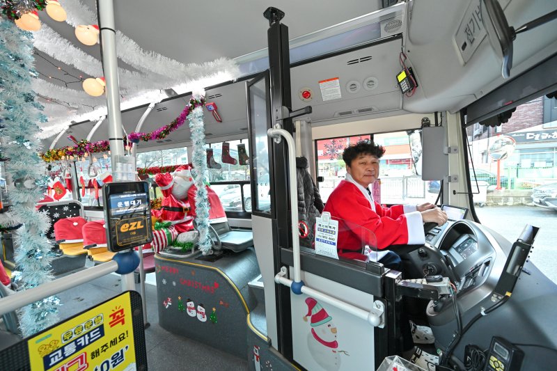 지난 12일부터 운행을 시작한 정선군 와와버스의 '산타버스'실내 모습.(사진=정선군 제공) *재판매 및 DB 금지