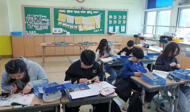 충북 증평 죽리초등학교는 지난달부터 이달 말까지 학생들의 창의성과 감수성을 기르기 위해 전 학년이 참여하는 문화예술교육을 진행 중이다.(괴산증평교육지원청 제공, 재판매 및 DB금지)/뉴스1