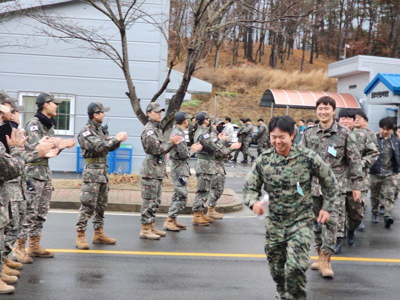 육군 제53보병사단은 올해 예비군 훈련을 모두 성공적으로 마무리했다고 14일 밝혔다. 지난 12일 예비군훈련 완료를 기념하는 예비군 환송식이 울산과학화예비군 훈련장에서 열렸다. 육군 제53보병사단 제공