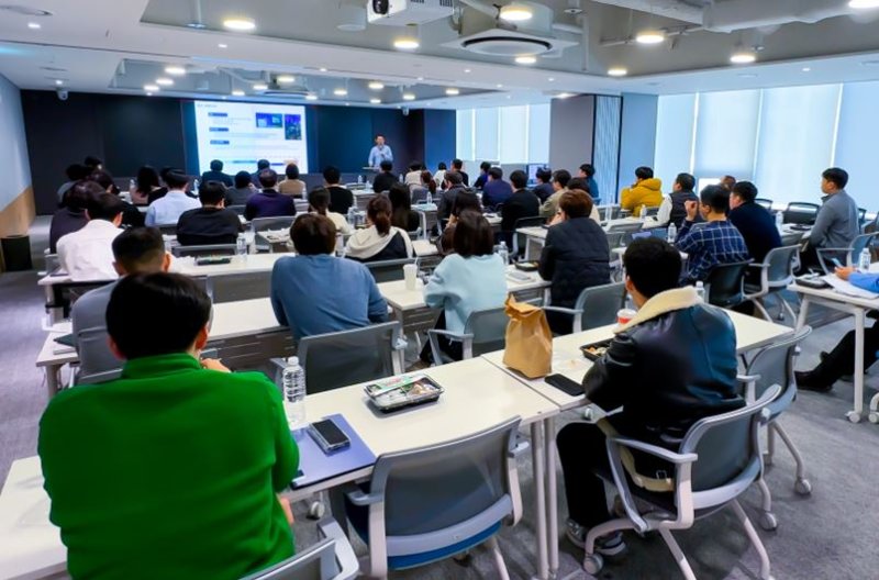 [서울=뉴시스] SK에코플랜트는 AI(인공지능)·DT(디지털 전환) 등 새로운 비즈니스 모델에 대한 구성원 이해도와 실무 대응력을 끌어올리는 차원의 'C.O.R.E 교육 프로그램' 운영 4개월 만에 1000명이 이수를 완료했다고 14일 밝혔다. (사진=SK에코플랜트 제공) 2025.12.14. photo@newsis.com *재판매 및 DB 금지