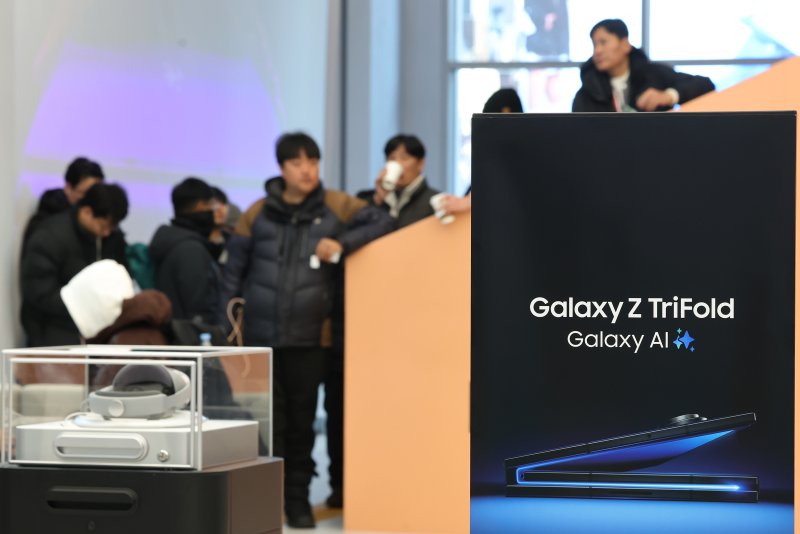 갤럭시 Z 트라이폴드가 출시된 12일 오전 서울 서초구 삼성 강남을 찾은 방문객들이 제품을 구매하기 위해 대기하고 있다. 2025.12.12/뉴스1 ⓒ News1 장수영 기자